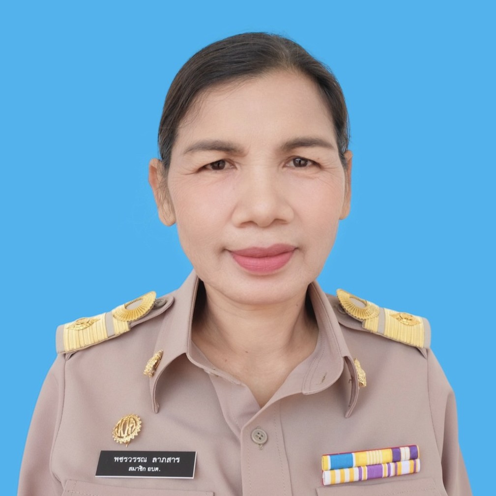 นางพชรวรรณ ลาภสาร